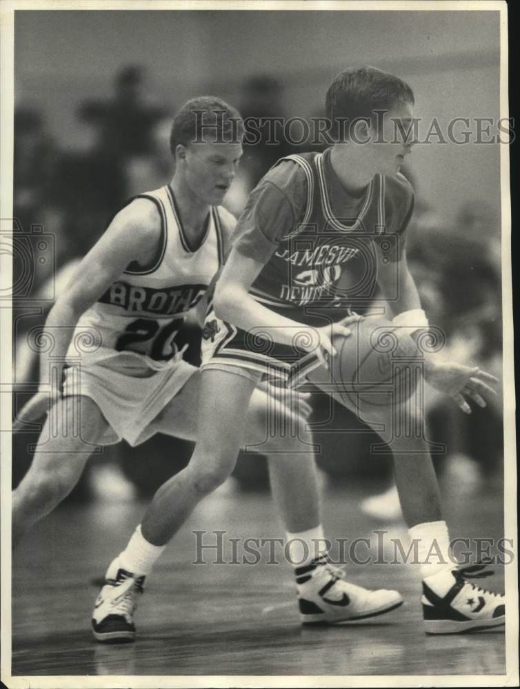 1986 Press Photo Jamesville-Dewitt basketball player Todd Freeman guarded by #20 - Historic Images