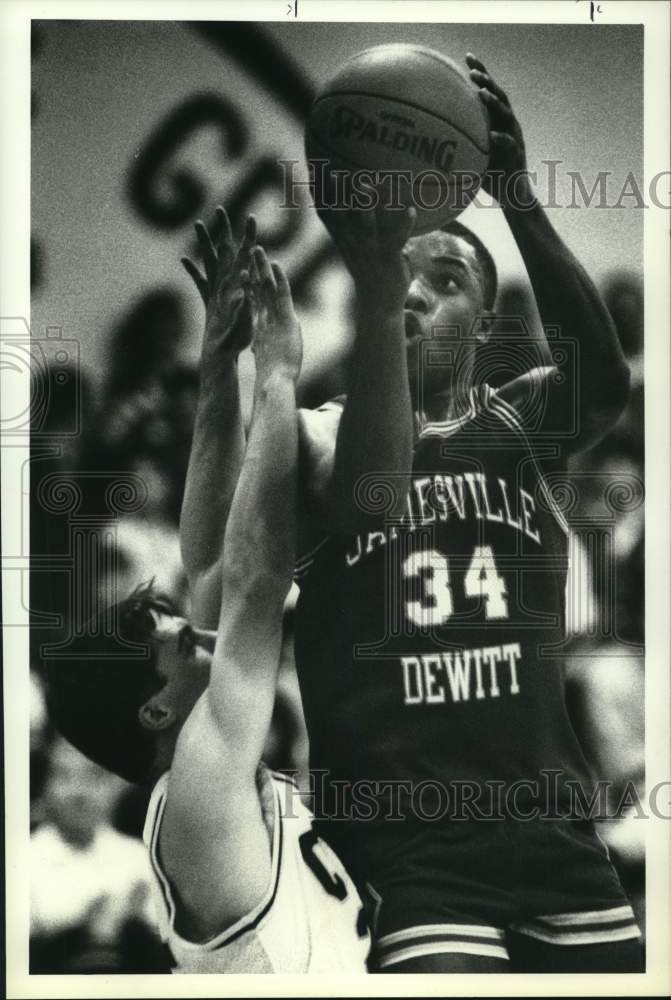 1988 Press Photo Jamesville-Dewitt basketball player Bernard Blunt puts up shot- Historic Images