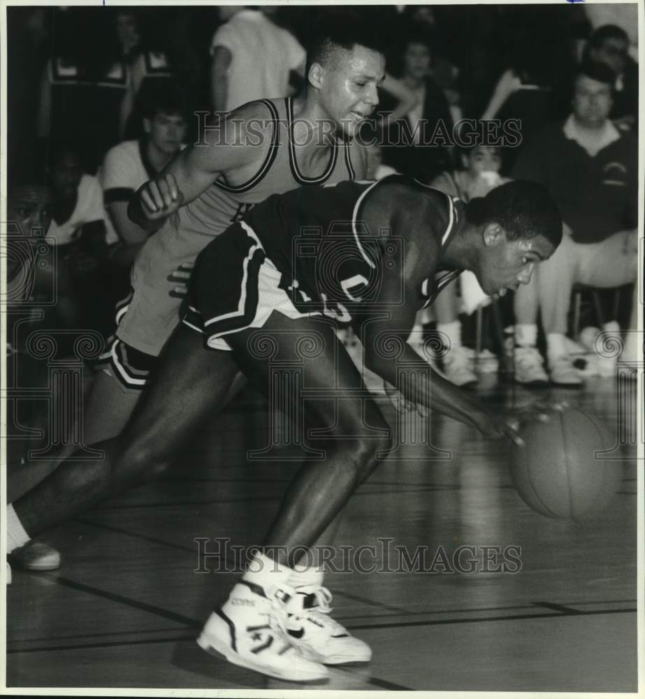 1989 Press Photo Henninger basketball player Kevin Donovan tries to steal ball - Historic Images