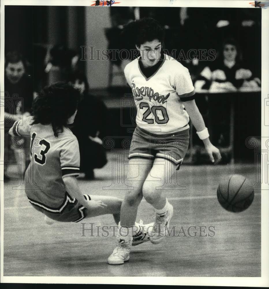 1988 Press Photo Liverpool basketball player Charie Crouse drives by defender - Historic Images