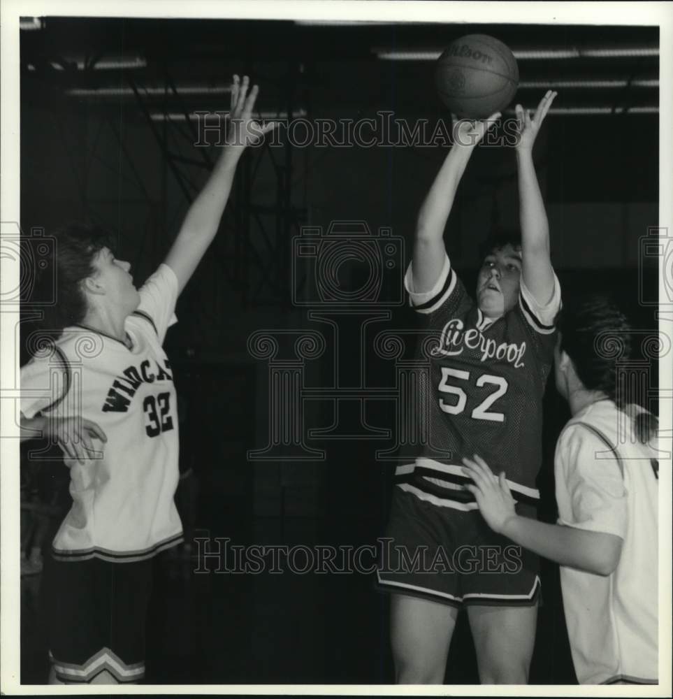 1989 Press Photo Liverpool basketball player Joetta Daughton shoots ball- Historic Images