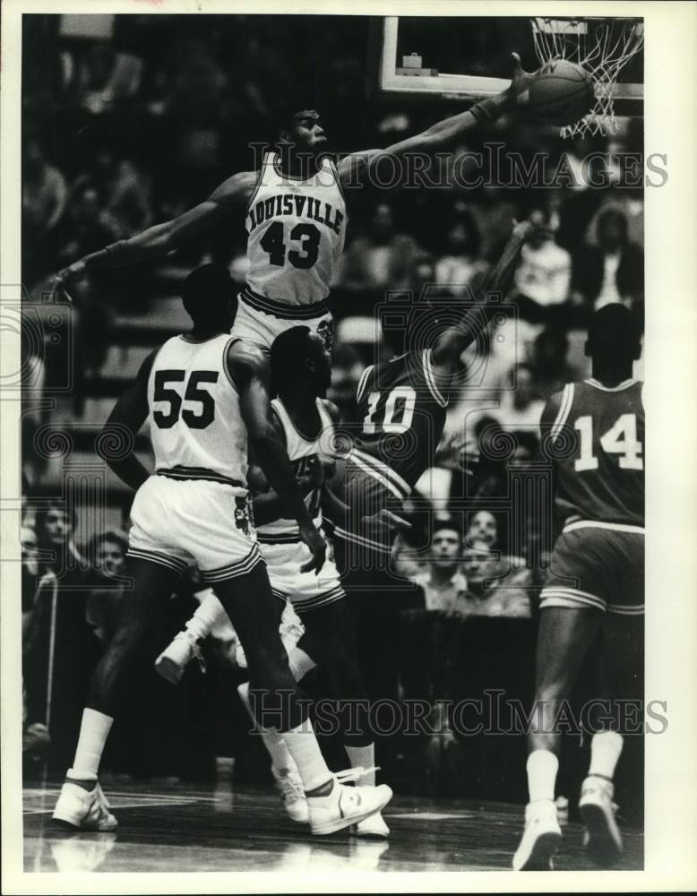 1986 Press Photo Louisville basketball player Pervis Ellison leaps up