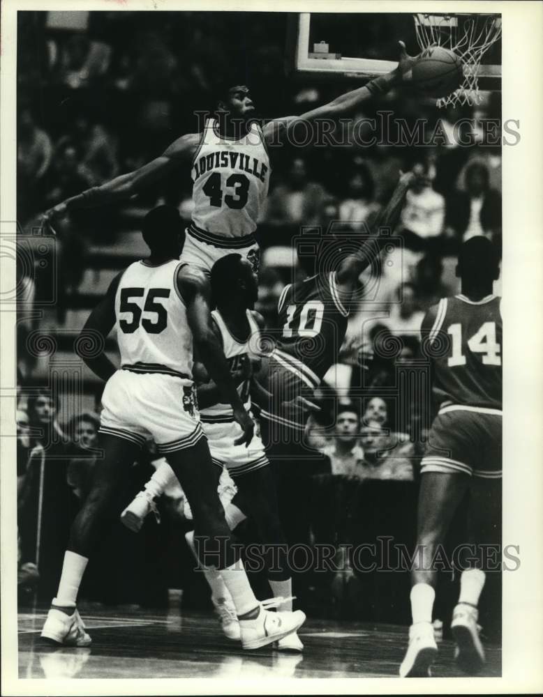 1986 Press Photo Louisville basketball player Pervis Ellison leaps up for block - Historic Images