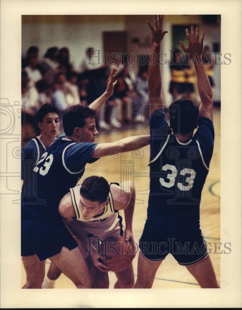1990 Press Photo NY School for the Deaf basketball player Ed Oakes surrounded - Historic Images
