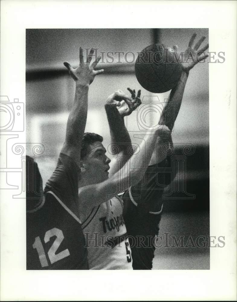 1990 Press Photo NY School for the Deaf basketball player Ed Oakes is fouled - Historic Images