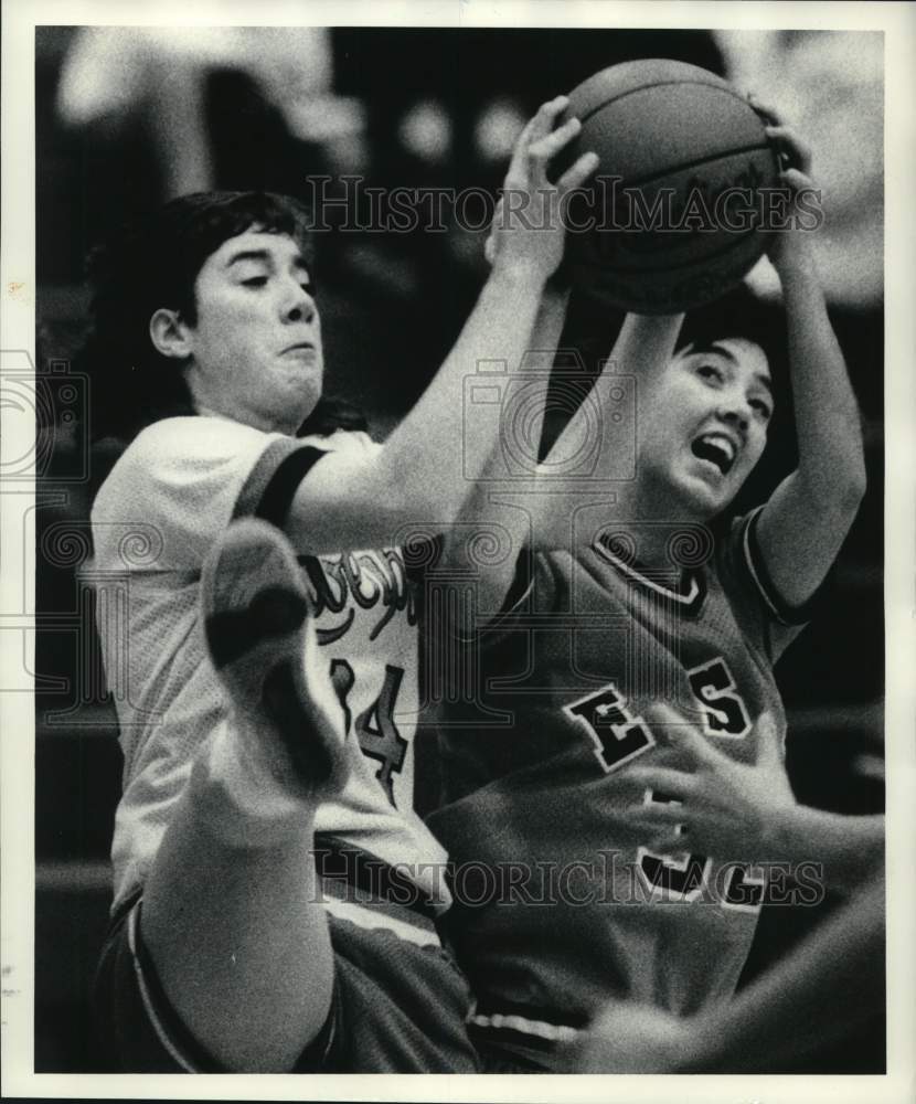 1988 Press Photo Liverpool basketball player Tracy Greco battles for loose ball - Historic Images