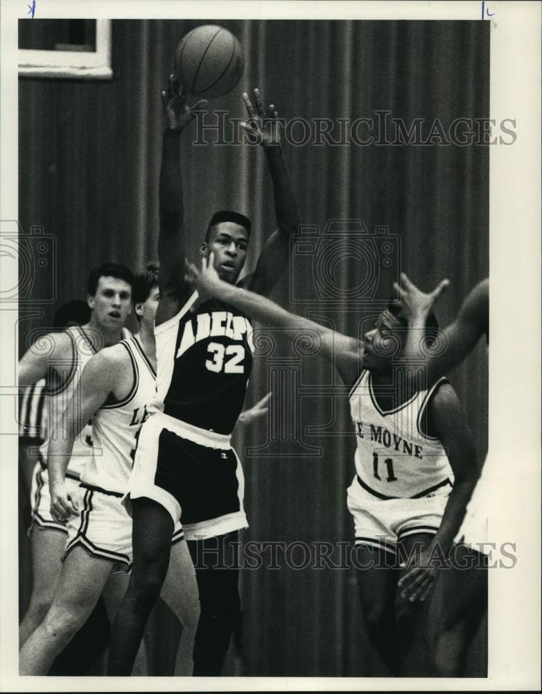 1989 Press Photo LeMoyne College basketball player Julius Edwards attempts steal- Historic Images