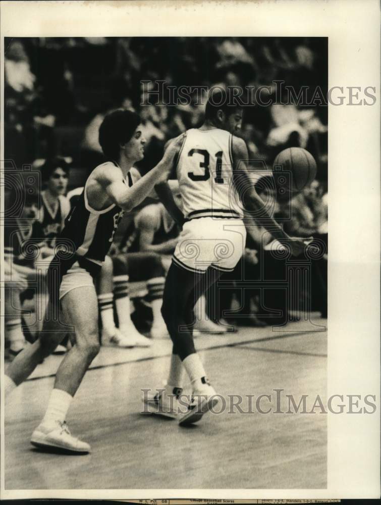 1983 Press Photo LeMoyne College basketball player Wright Lassiter bob ...