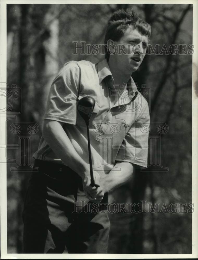 1986 Press Photo Golfer Tom Dyer tees of on 10th hole at Radisson Golf Course NY - Historic Images