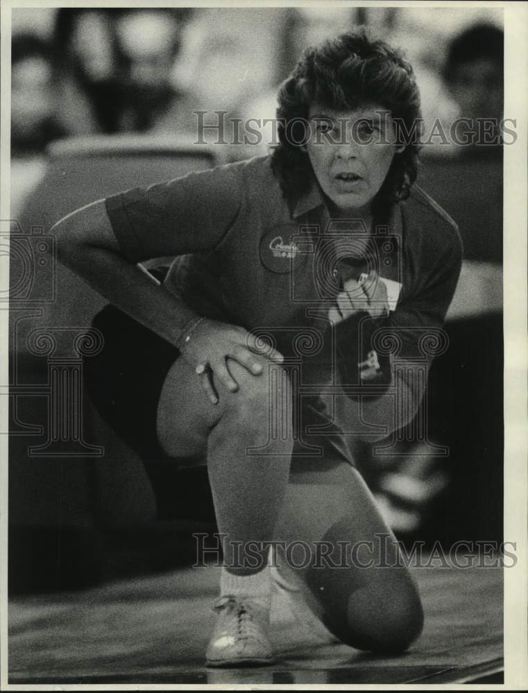 1987 Press Photo Bowler Patty Costello watches ball go down the alley in NY game - Historic Images