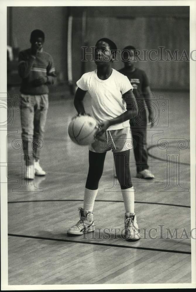 1987 Press Photo Biddie League basketball player Norman Caldwell shoots ball- Historic Images