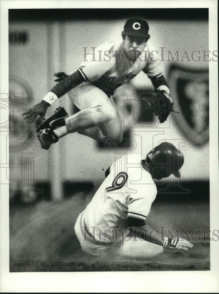 1985 Press Photo Columbus Clippers baseball shortstop Juan Bonilla leaps over #9 - Historic Images