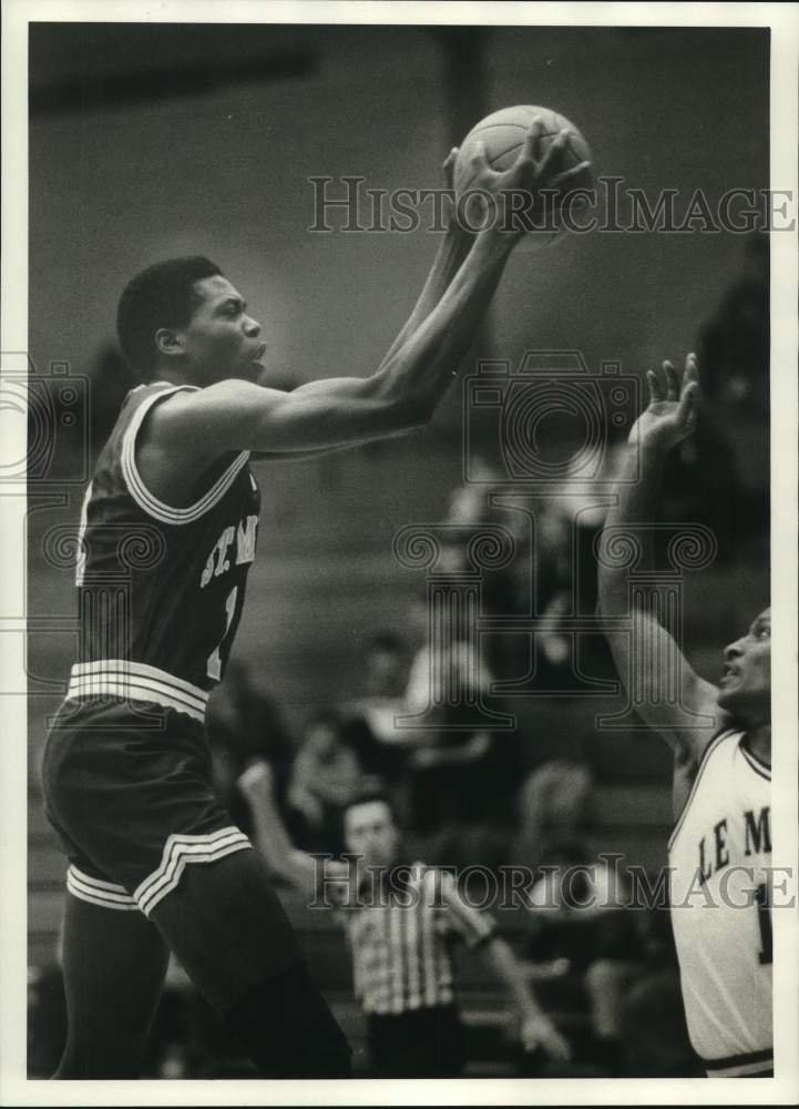 1987 Press Photo St Michael&#39;s College basketball player Michael Bonebo shoots - Historic Images