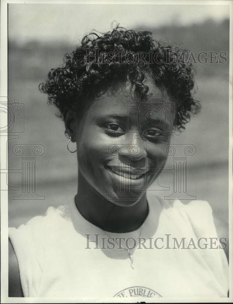 1986 Press Photo Syracuse U track athlete Janeen Bonner smiles for photo - Historic Images