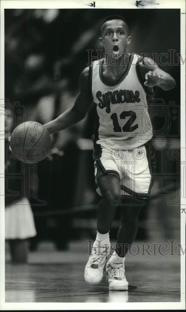 1990 Press Photo Syracuse basketball point guard Michael Edwards dribbles ball- Historic Images