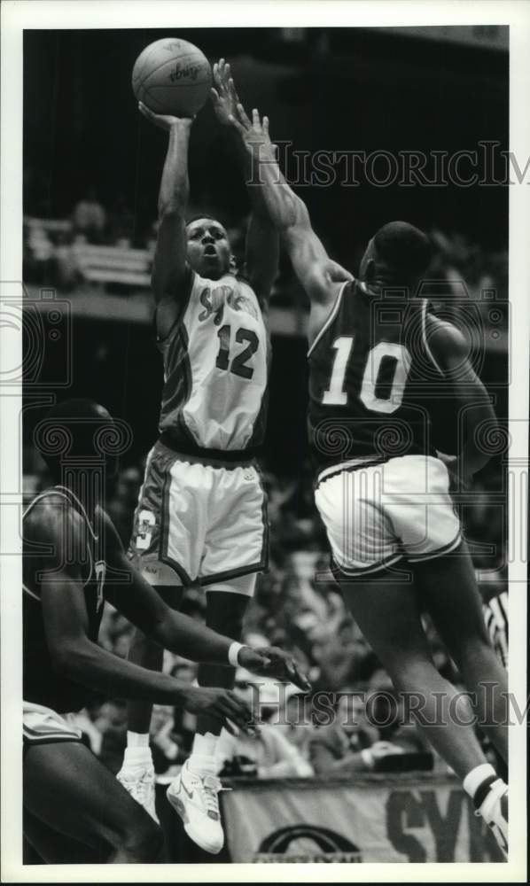 1990 Press Photo Syracuse U basketball point guard Michael Edwards shoots ball- Historic Images