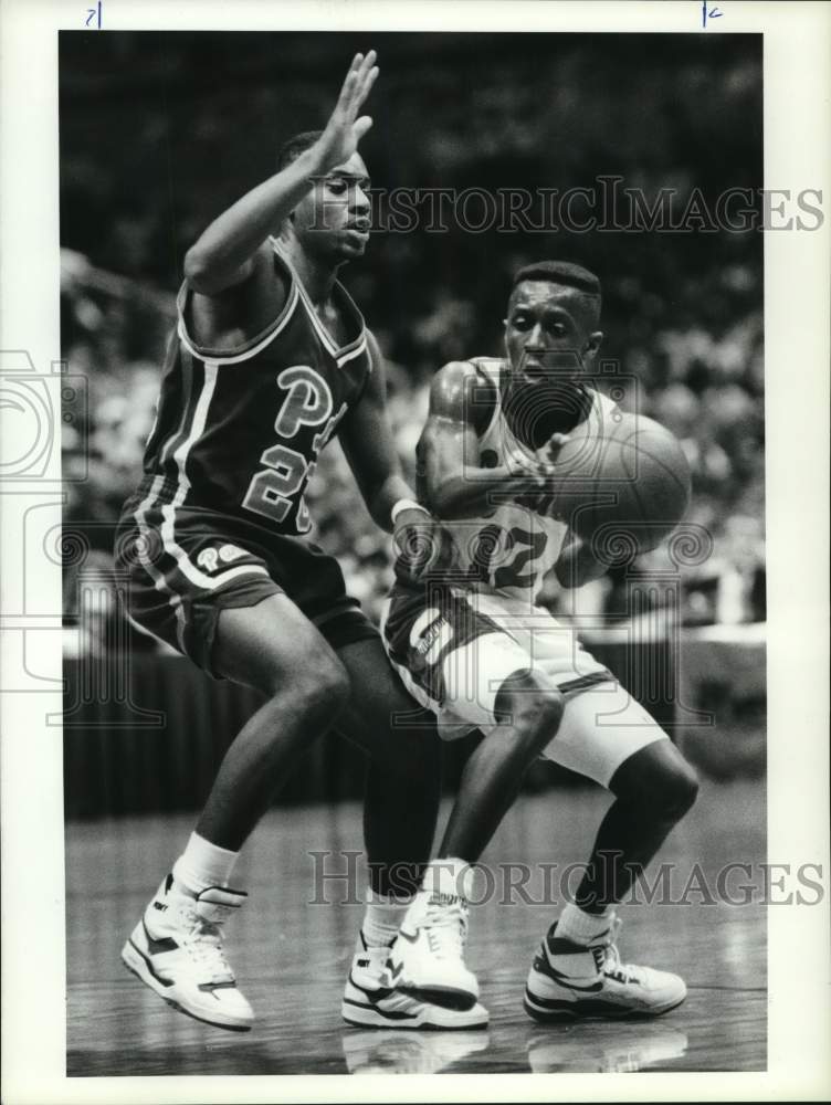 1990 Press Photo Syracuse U basketball player Michael Edwards passes ball by #20- Historic Images
