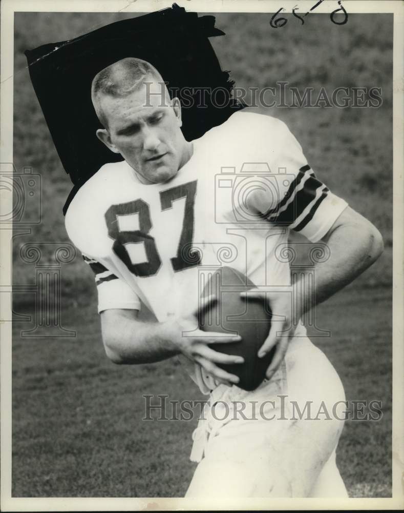 1964 Press Photo Syracuse University football player Harris Elliott catches pass- Historic Images