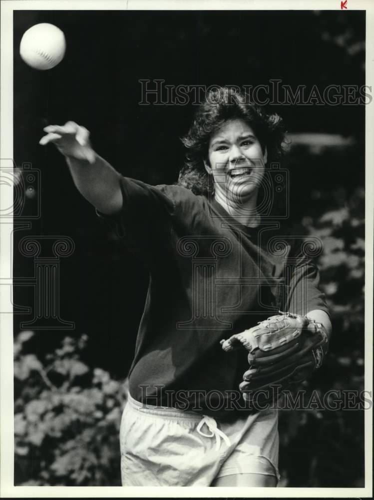 1989 Press Photo ESG Central softball player Sheri Falcone throws ball at home - Historic Images