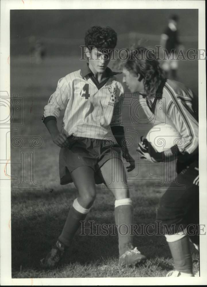 1986 Press Photo Soccer player Kadie Falso plays defense against opponent - Historic Images