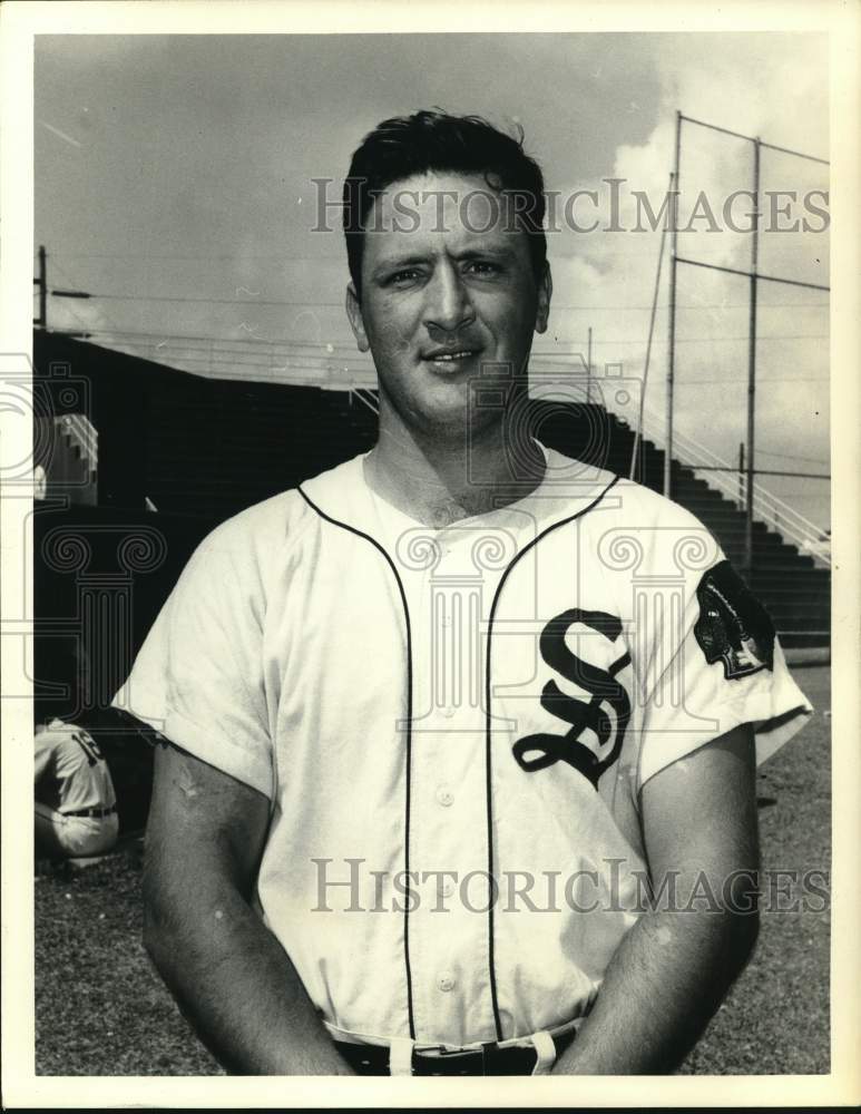 Press Photo Syracuse Chiefs Baseball First Baseman Dave McDonald Poses press-photo-syracuse-chiefs-baseball-first-baseman-dave-mcdonald-poses