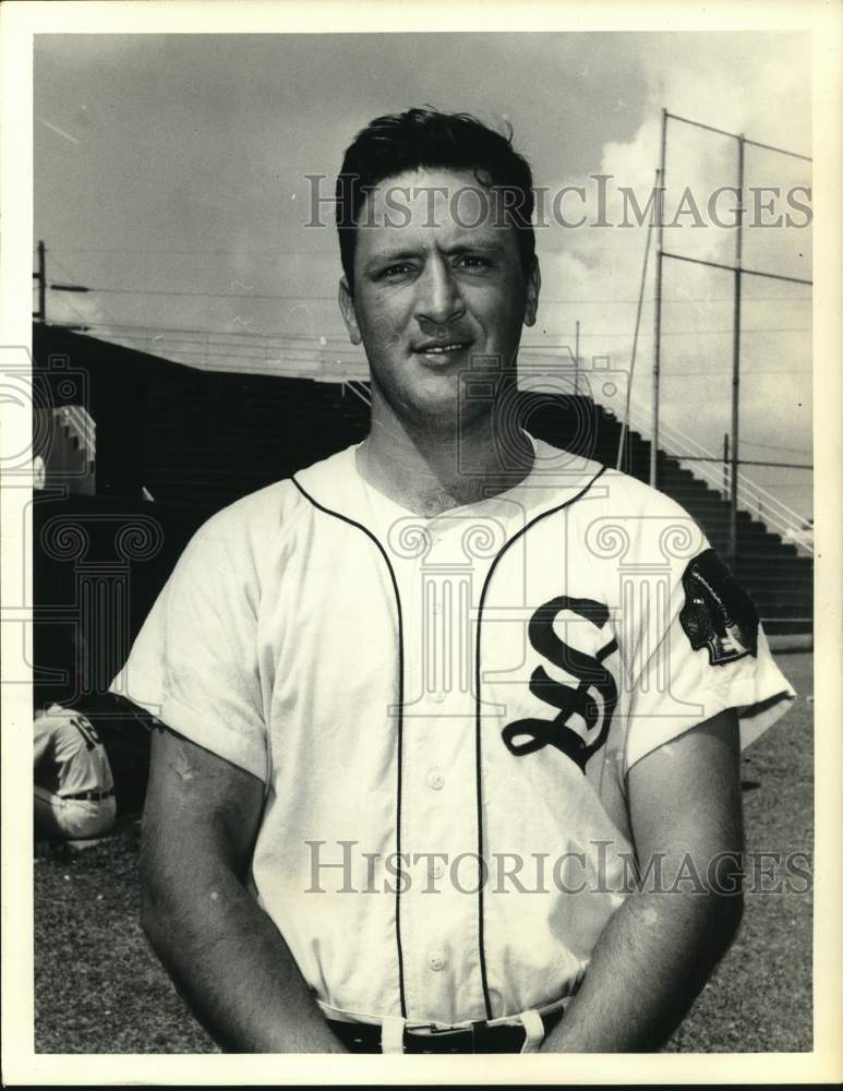 Press Photo Syracuse Chiefs baseball first baseman Dave McDonald poses for photo - Historic Images