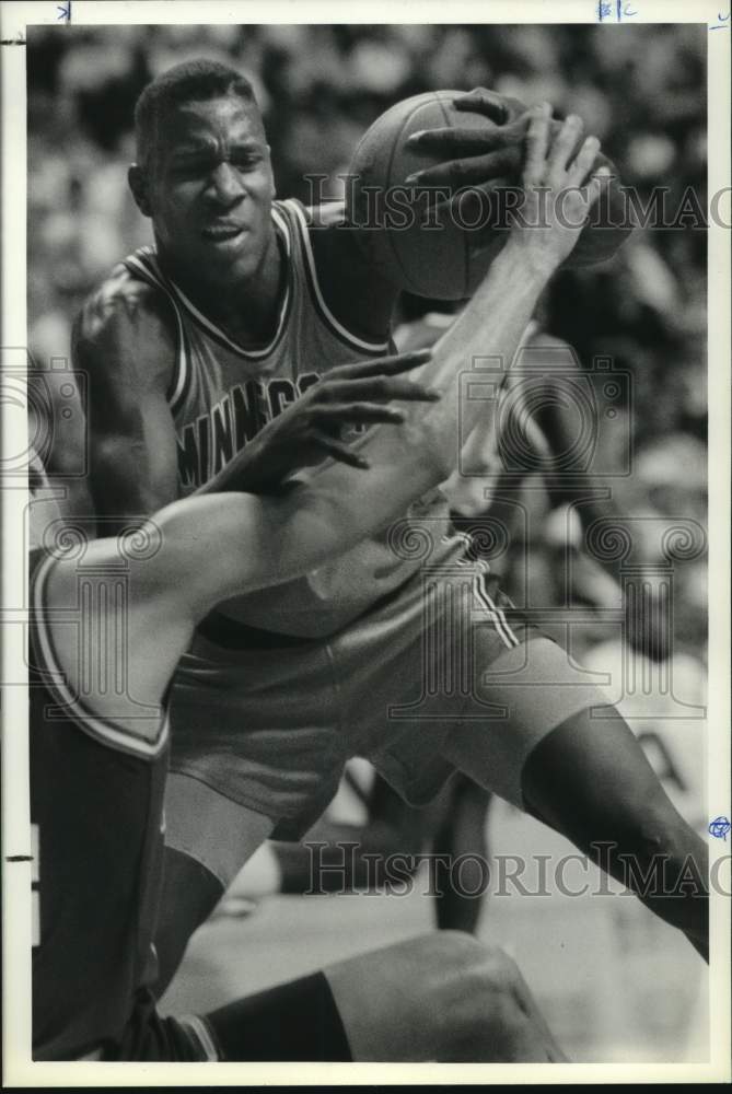 1990 Press Photo Minnesota college basketball player Willie Burton in NCAA game - Historic Images