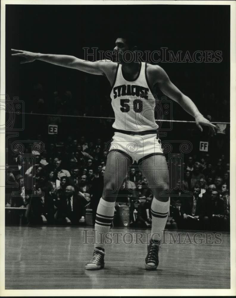 Press Photo Syracuse U basketball player Bob Dooms #50 gives instructions - Historic Images