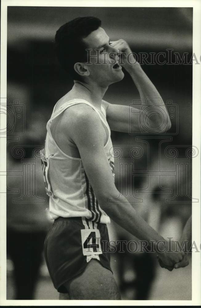 1985 Press Photo Arkansas track athlete Paul Donovan celebrates after winning- Historic Images