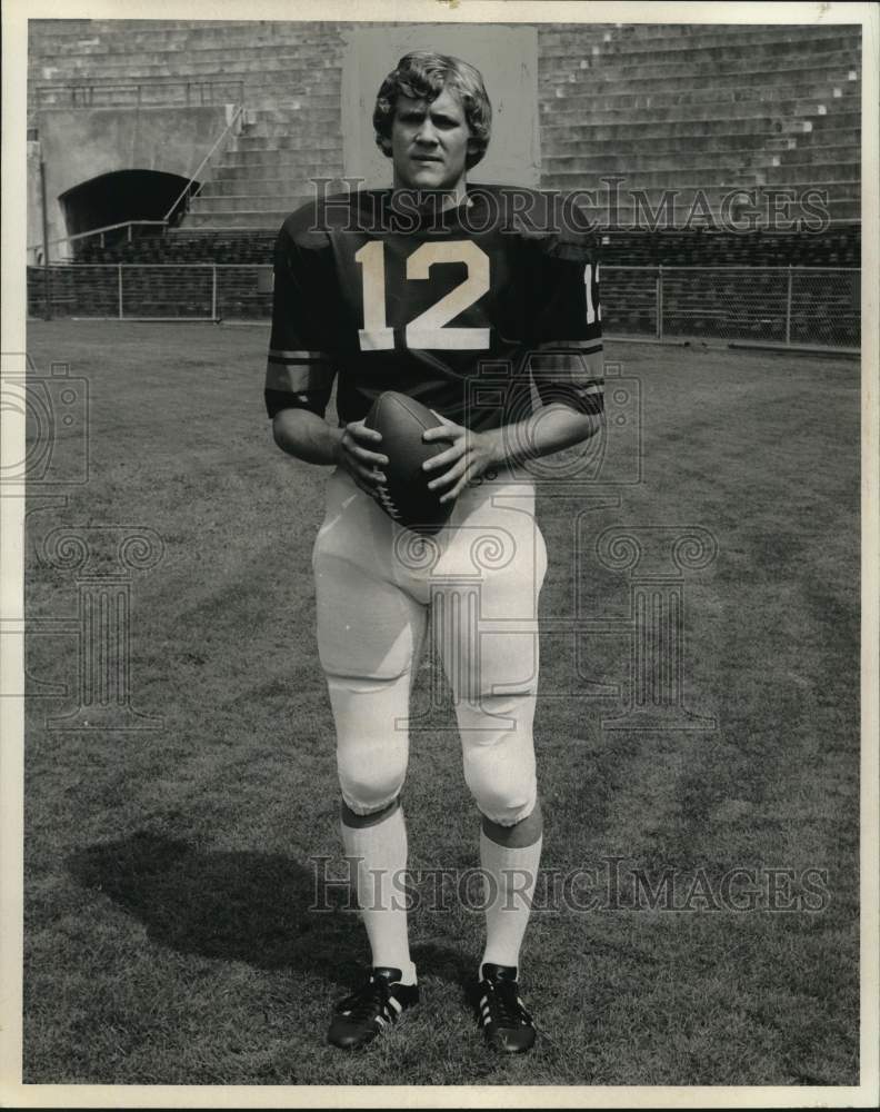 1973 Press Photo Syracuse University football quarterback Jim Donoghue with ball- Historic Images