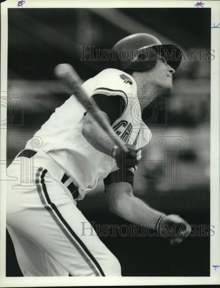 1990 Press Photo Syracuse Chiefs baseball player Stu Pederson watches fly ball - Historic Images