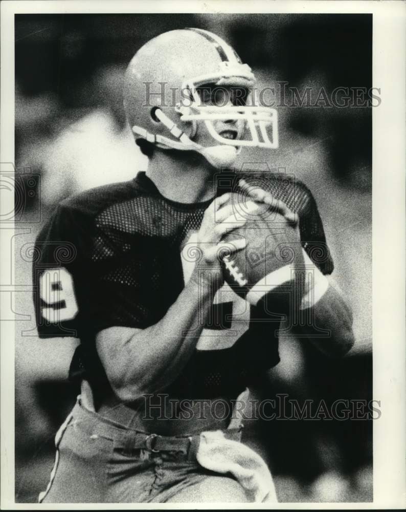 1985 Press Photo Syracuse U football quarterback Steve Peach throws pass- Historic Images