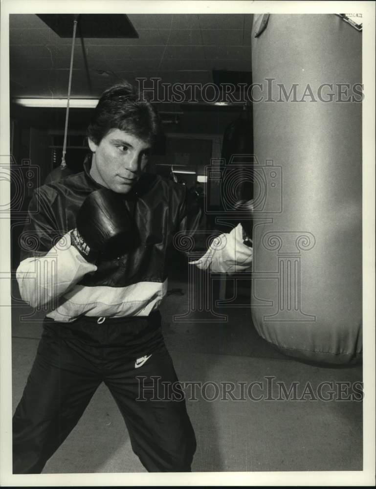 Press Photo Boxer Matt Farrago practices on punching bag - sys09869 - Historic Images