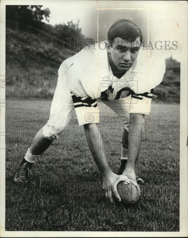 1970 Press Photo Syracuse University football center Gerald Vogt holds onto ball - Historic Images