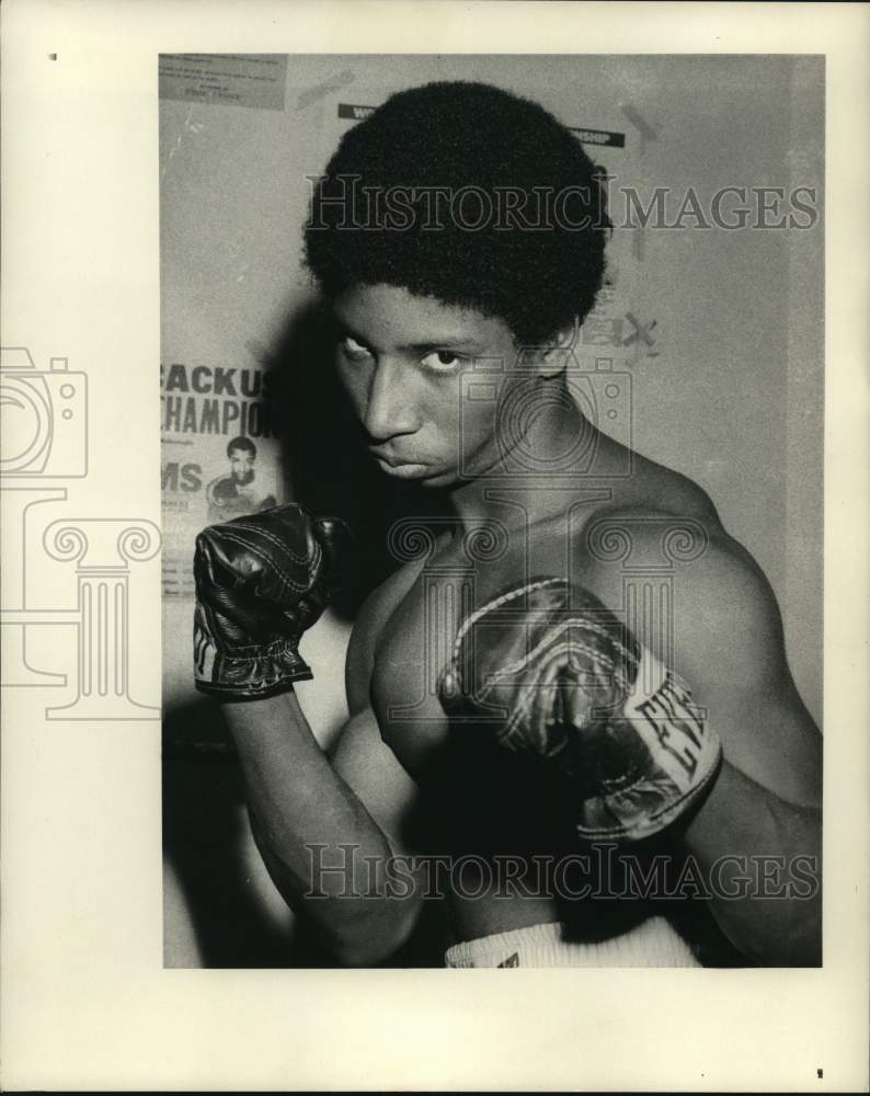 1976 Press Photo Boxer Mike Brown poses with his sparring gloves on - sys09909 - Historic Images