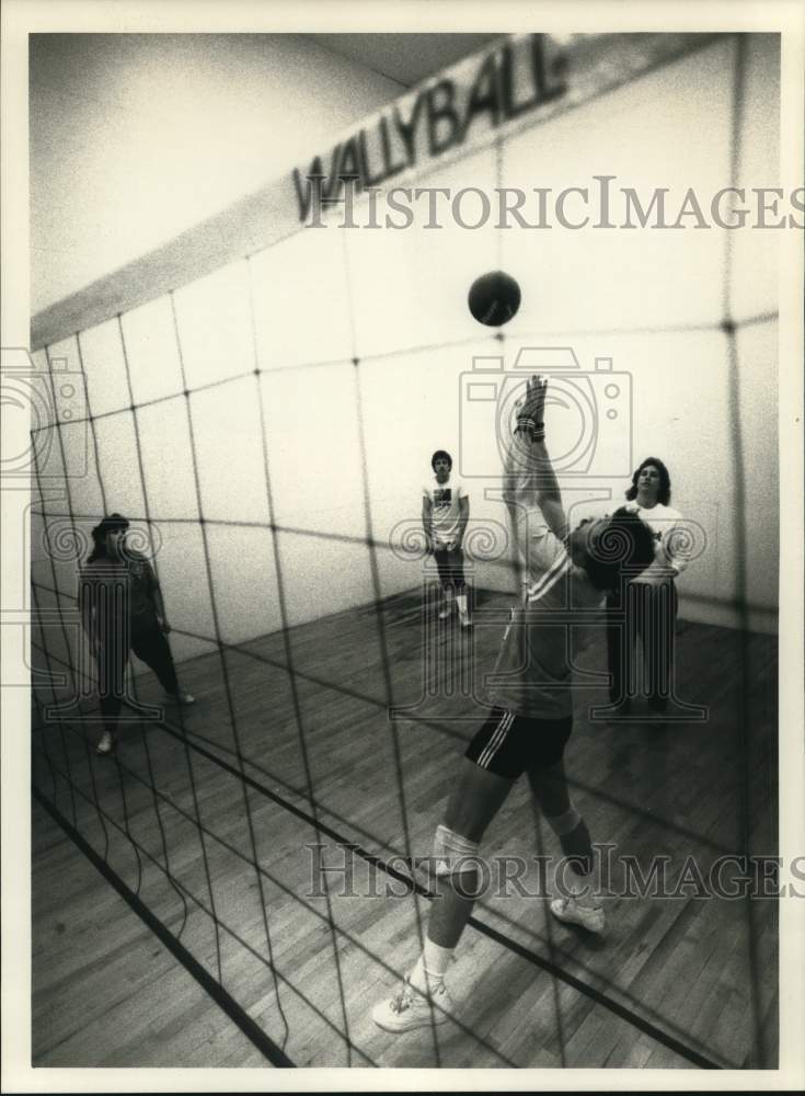 1989 Press Photo Team Harvey Wallbangers play Wallyball at Liverpool NY YMCA - Historic Images