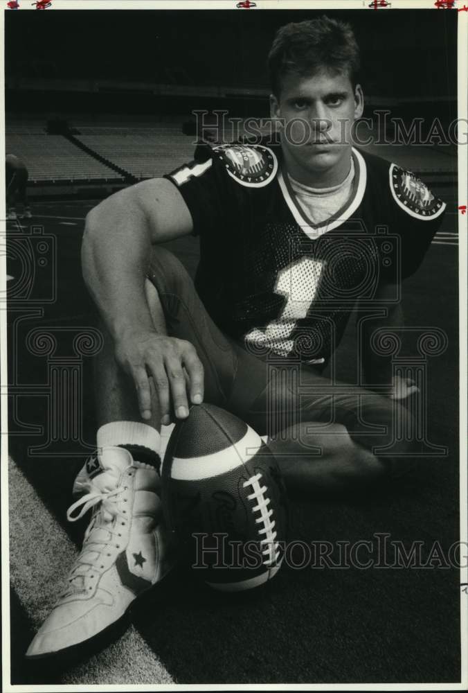 1989 Press Photo Syracuse University football kicker John Biskup sits with ball - Historic Images