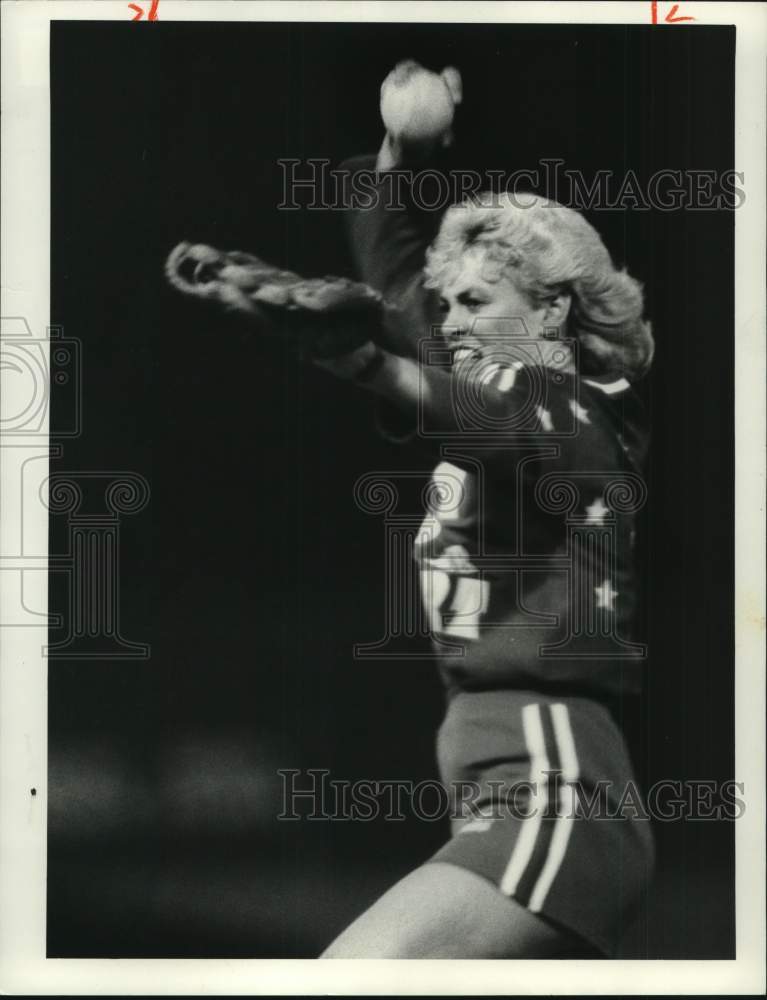 1986 Press Photo Queen & her Court softball pitcher Rosie Black winds up pitch- Historic Images