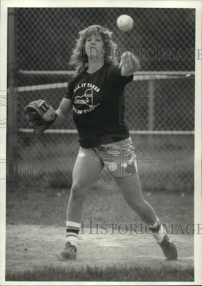 Press Photo Kelli Bikowsky of Stockbridge Valley, New York, throws softball- Historic Images