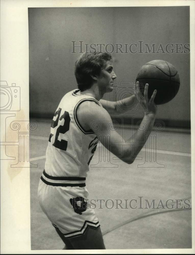 1986 Press Photo Cortland State basketball guard Charles Tillipaugh shoots ball - Historic Images