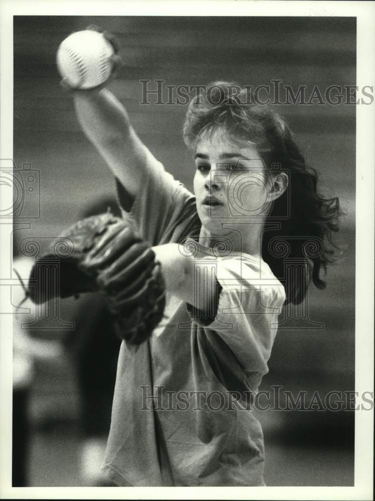 Press Photo Fabus-Pompey softball pitcher Kim Dodson in action - sys10006 - Historic Images