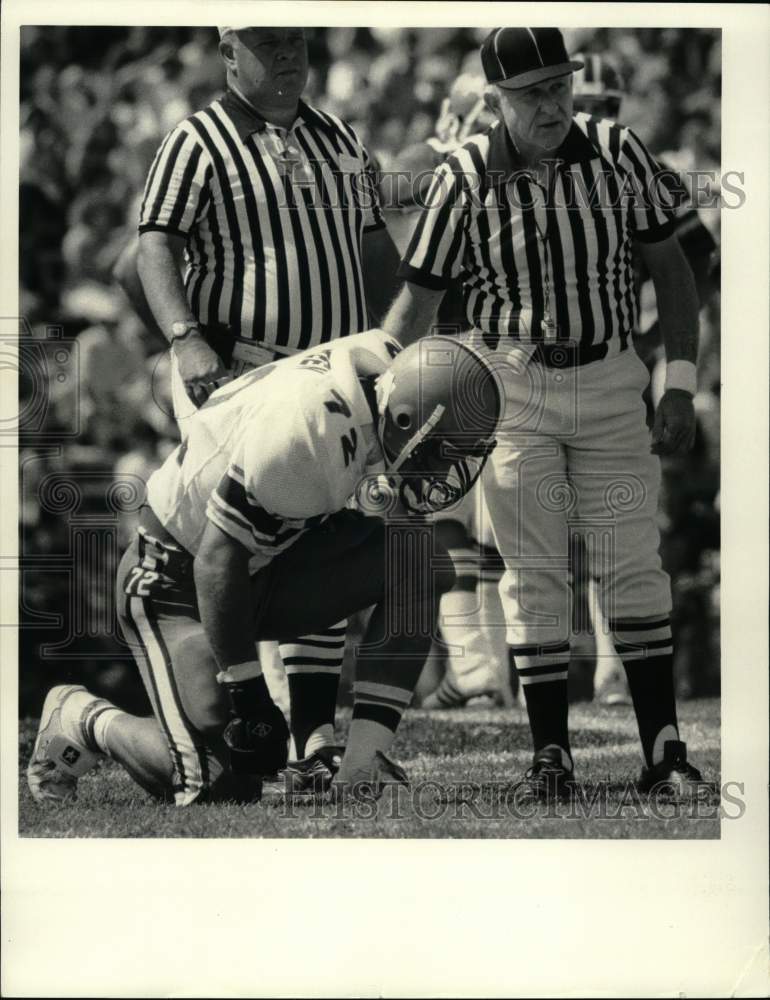 1984 Press Photo Football player Tim Green with referees - sys10180 - Historic Images