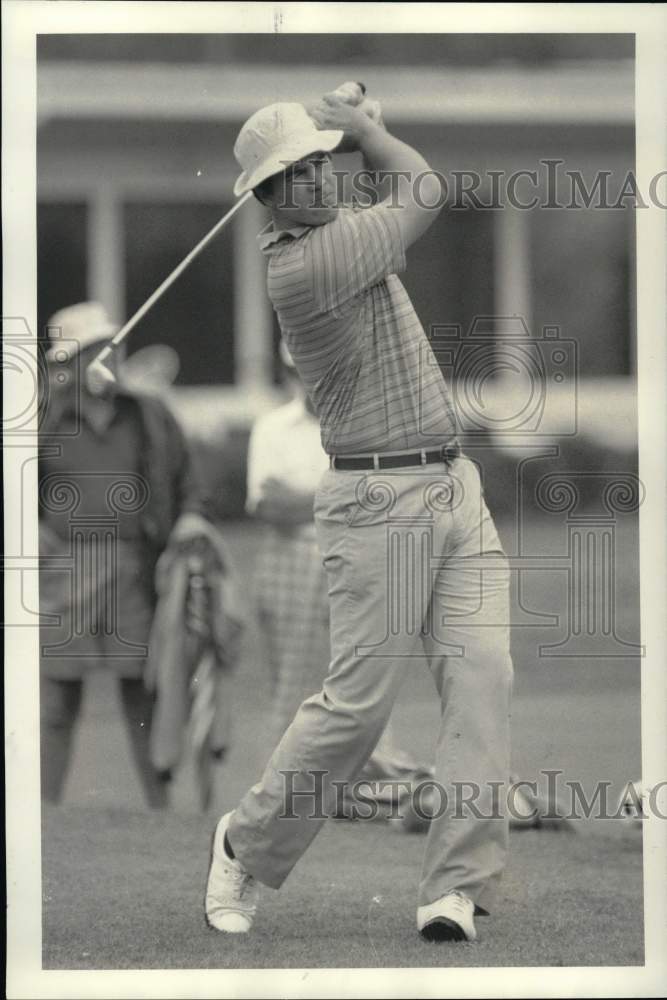 1987 Press Photo Golfer Mike Naton watches tee shot at Drumlins Golf Course NY - Historic Images