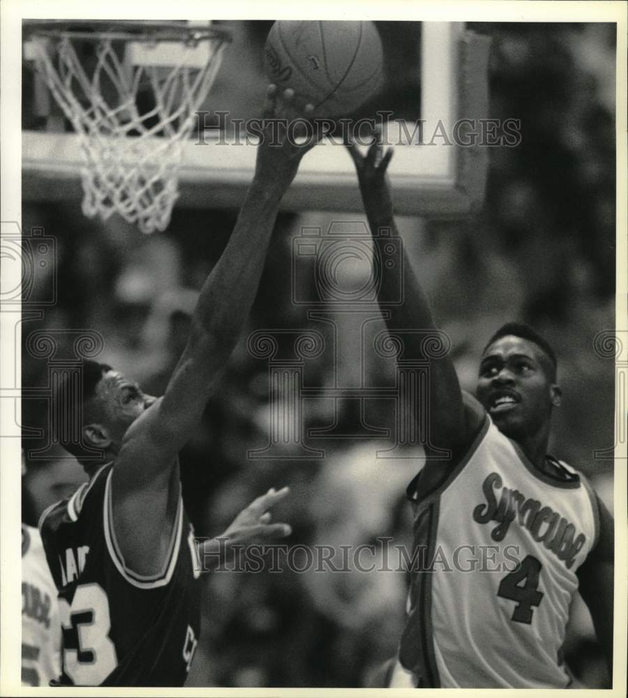 1990 Press Photo Syracuse U basketball player David Johnson fights for rebound - Historic Images