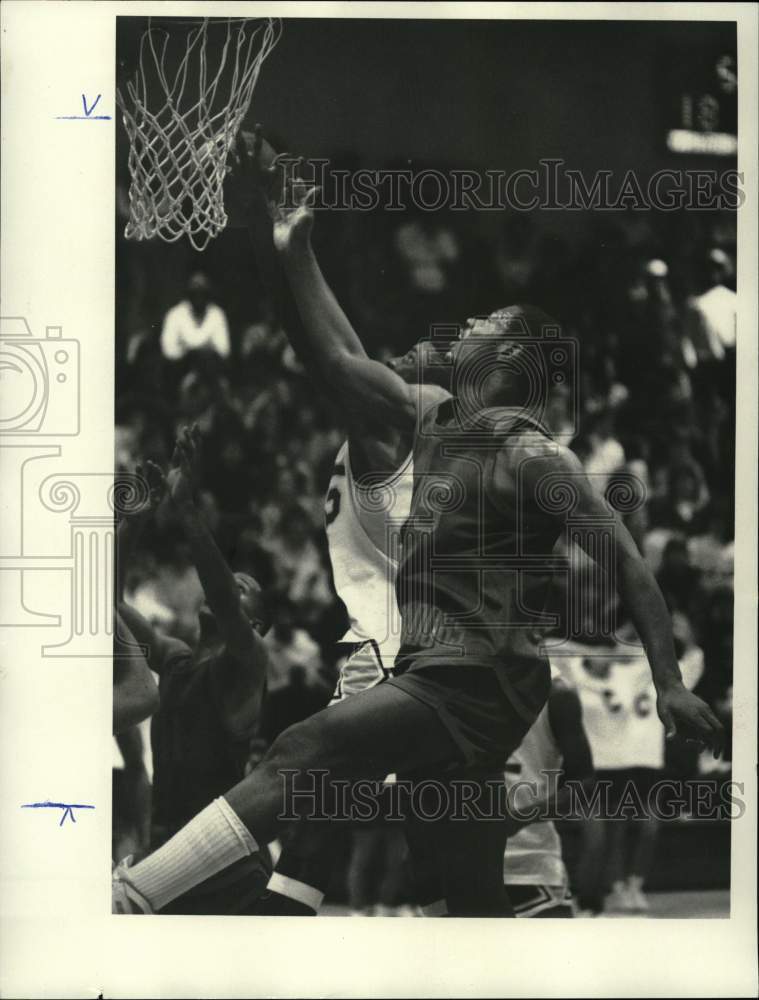 1986 Press Photo Nottingham basketball player Brian Branch vs. Corcoran - Historic Images