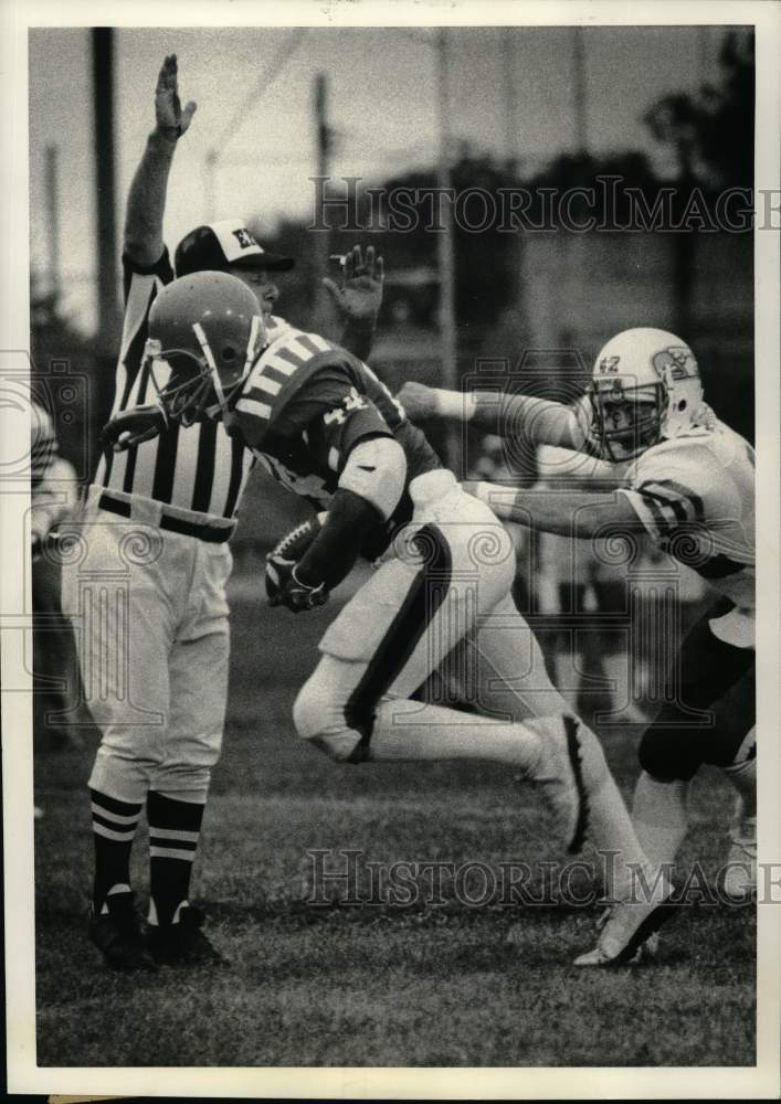 1988 Press Photo Football player Mandel Robinson scores a touchdown - Historic Images