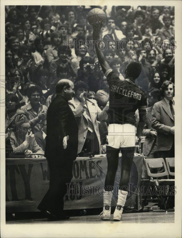 1978 Press Photo Syracuse U basketball player Dale Shackleford raises ball up - Historic Images