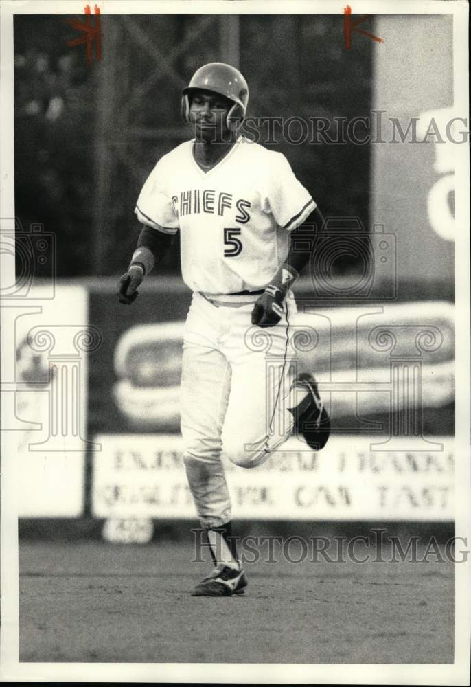 1987 Press Photo Syracuse Chiefs baseball player Mike Sharperson rounds 2nd base- Historic Images