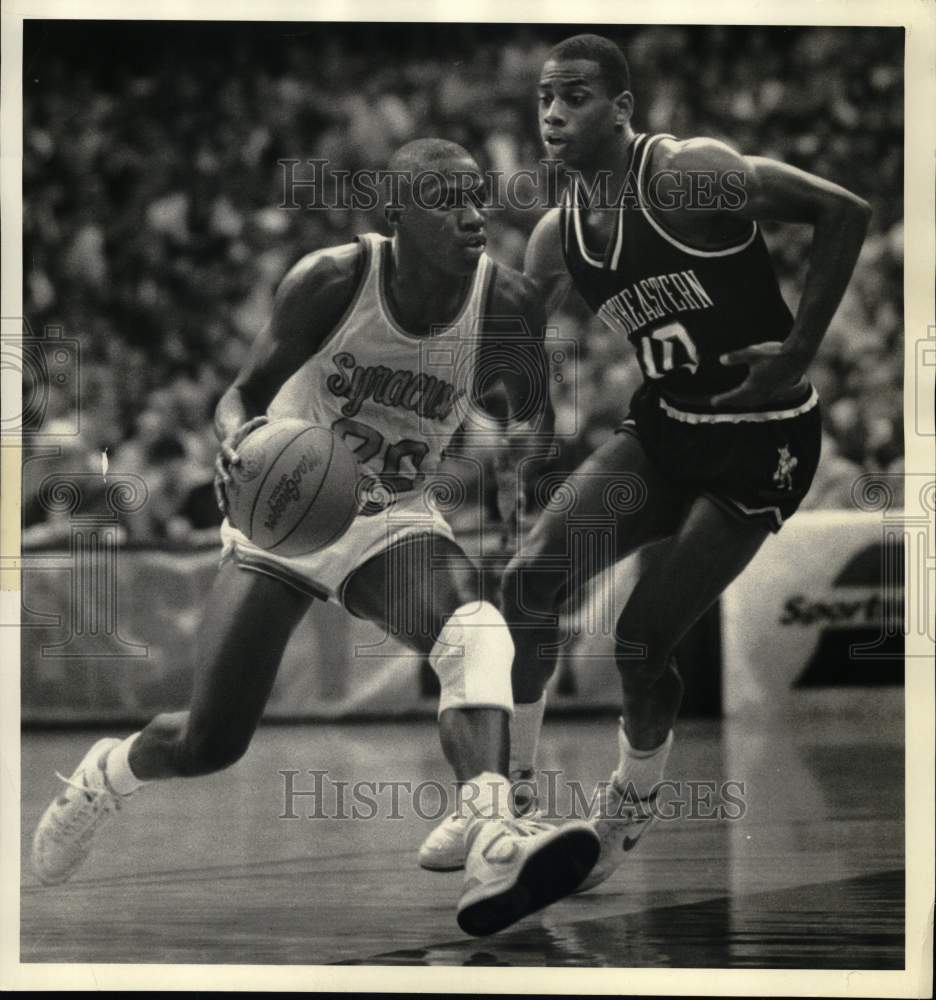 1986 Press Photo Syracuse U basketball player Sherman Douglas drives by defender - Historic Images