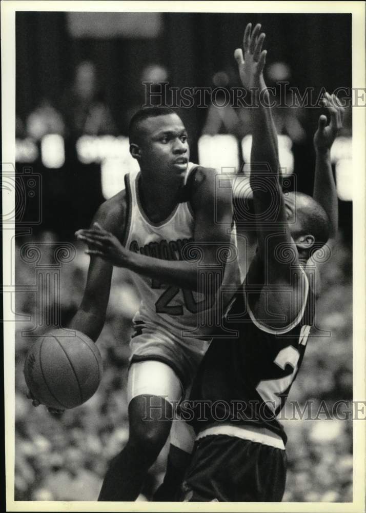 1989 Press Photo Syracuse U basketball player Sherman Douglas passes ball- Historic Images